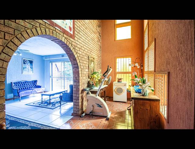 5 BEDROOM FREESTANDING FOR SALE IN MACKENZIE PARK